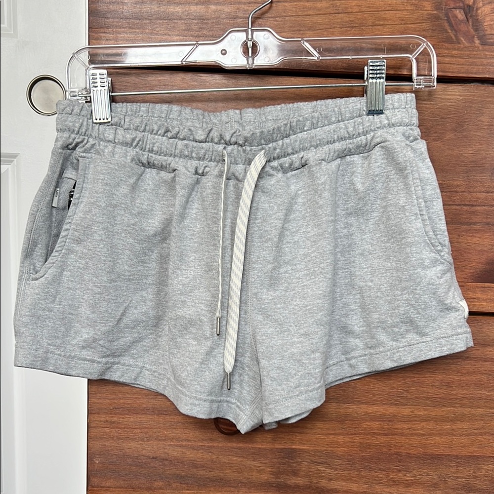 Vuori Halo Performance Shorts - Pale grey heather - size Small